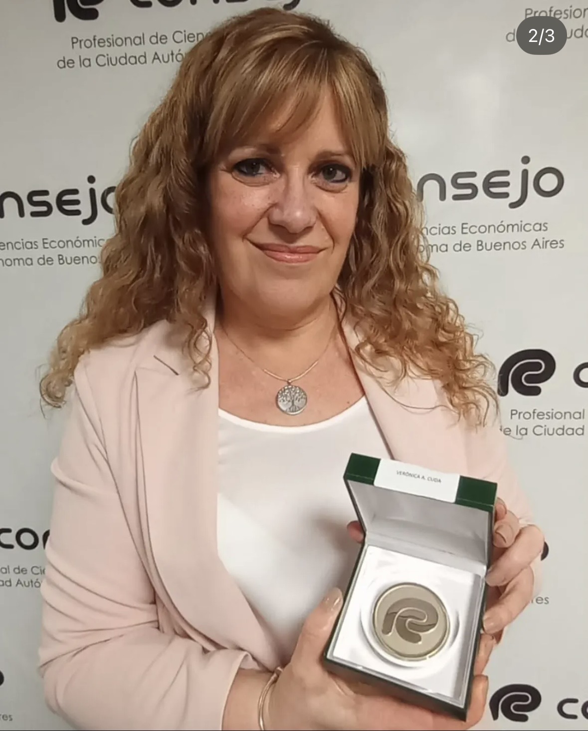 Dra. Verónica A. Cuda recibiendo reconocimiento del Consejo Profesional de Ciencias Económicas